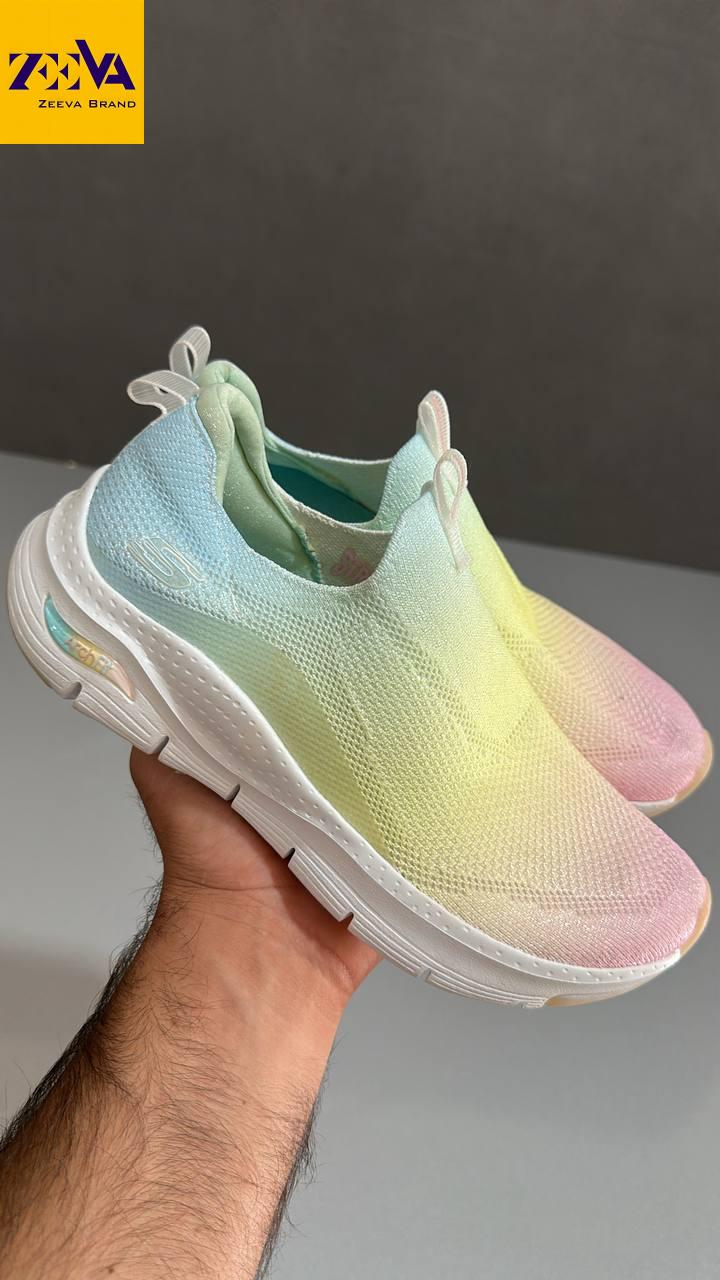 ویژگیهای کتونی اسکچرز عمده زنانه شامل فوم نرم، طراحی سبک، زیره راحت و کیفیت اورجینال از برند Skechers